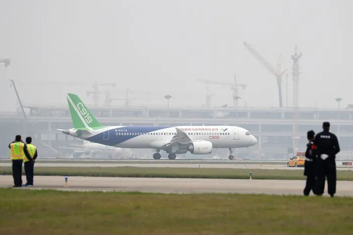 Der Mittelstrecken-Jet mit nur einem Gang zwischen den Sitzreihen zielt auf das absatzstärkste Flugzeugsegment ab, das bisher vom Airbus A320 und der Boeing 737 beherrscht wird.