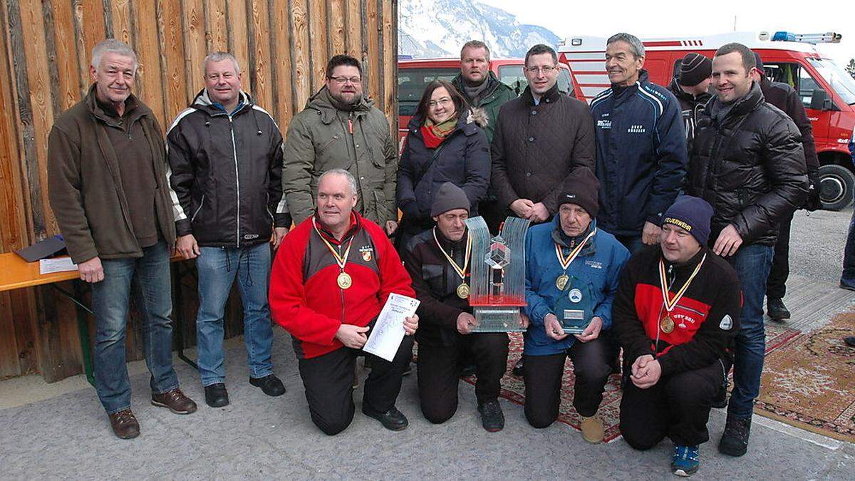 Zielsicher. Die siegreiche Mannschaft der FF Kreuth mit dem Wanderpokal