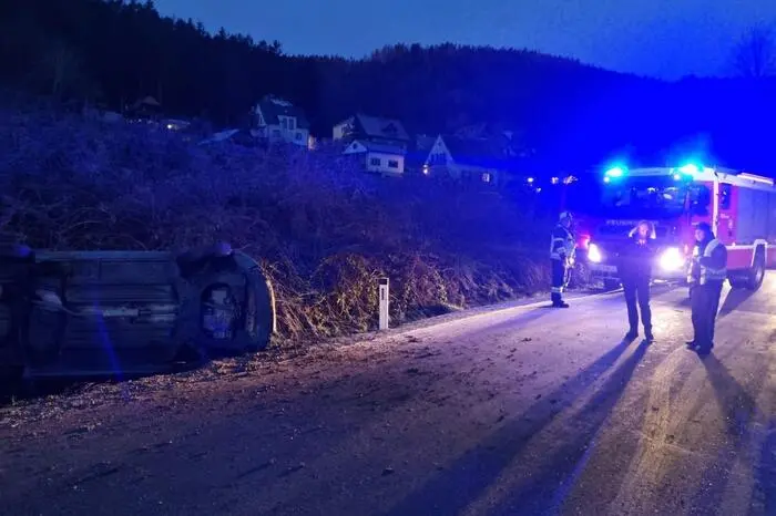 Laut Alarmierung war sie in ihrem Fahrzeug eingeklemmt, bei Ankunft der rund 15 Feuerwehrmitgliedern, die mit drei Fahrzeugen ausrückten, hatte sich die Pkw-Lenkerin bereits selbst aus dem Fahrzeug befreit.
