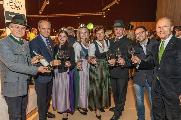 Weinsame Spitzenrunde: Hans Seitinger, Franz Kerber, Weinkönigin Katja, Weinhoheit Lisa, Maria Pein, Werner Luttenberger, Stefan Potzinger, Urs Harnik