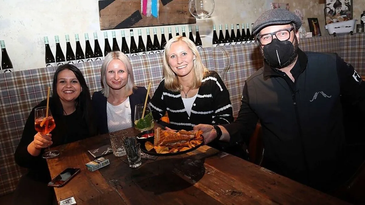 "Anna Neumann"-Bar Chef Marcus Frohnwieser mit Gästen