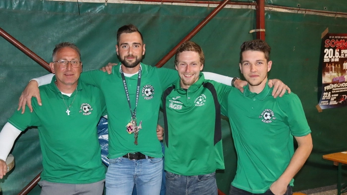 Obmann Florian Wulz (2.v.li.) organisierte mit seinen Kollegen von den Pustritzer Kickers ein gelungenes Sommerfest.