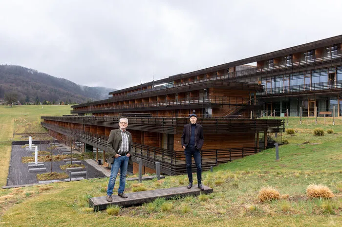 ... sondern fügt sich wie ein natürlich gewachsener Teil in die Landschaft ein. Im Bild: Verwaltungsleiter Wolfgang Goll mit Architekt Dietger Wissounig.