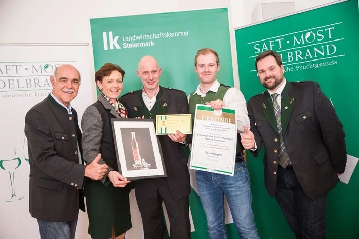 Obstbauchef Wolfgang Mazelle, Vizepräsidentin Maria Pein und Verkostungschef Georg Thünauer (re) gratulieren dem Betrieb Fuchs-Maierhofer zum Sortensieg
