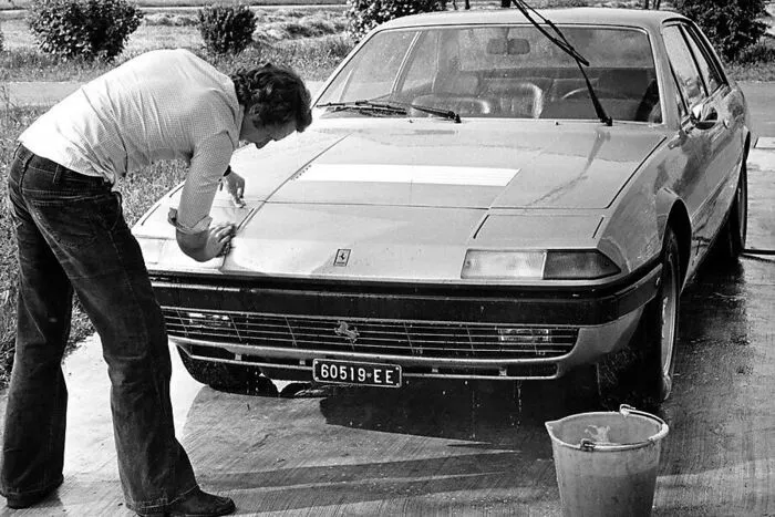 Der Wagen ging durch die Hände zweier weiterer, nicht ganz unbekannter Besitzer: Karl Oppitzhauser, ebenfalls Rennfahrer, wenn auch längst nicht so erfolgreich wie Lauda, und Michael Denzel, Sprössling von Ferrari-Importeur Wolfgang Denzel.