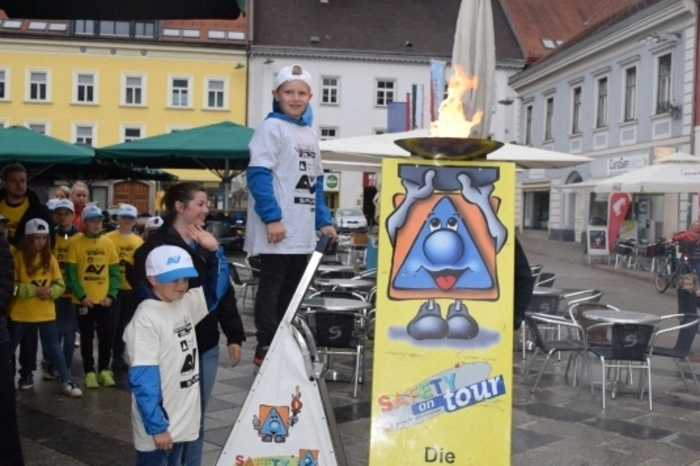 Bei der Veranstaltung waren neben den 233 Schülerinnen und Schülern auch viele Ehrengäste mit dabei, die gemeinsam mit den Besuchern die Kinder bei den Sicherheitsspielen anfeuerten. Sieger wurden die Schülerinnen und Schüler der vierten Klasse von der Josef Krainer Volksschule Gai
