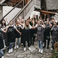 Diese 28 Lehrlinge haben im Huabn-Restaurant auf der Brandlucken ab jetzt das Kommando