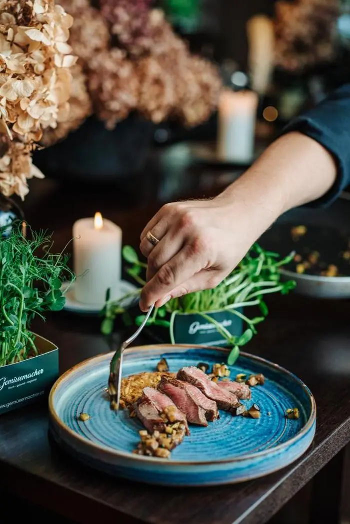 Auch feinstes Fleisch aus eigener Produktion wird serviert