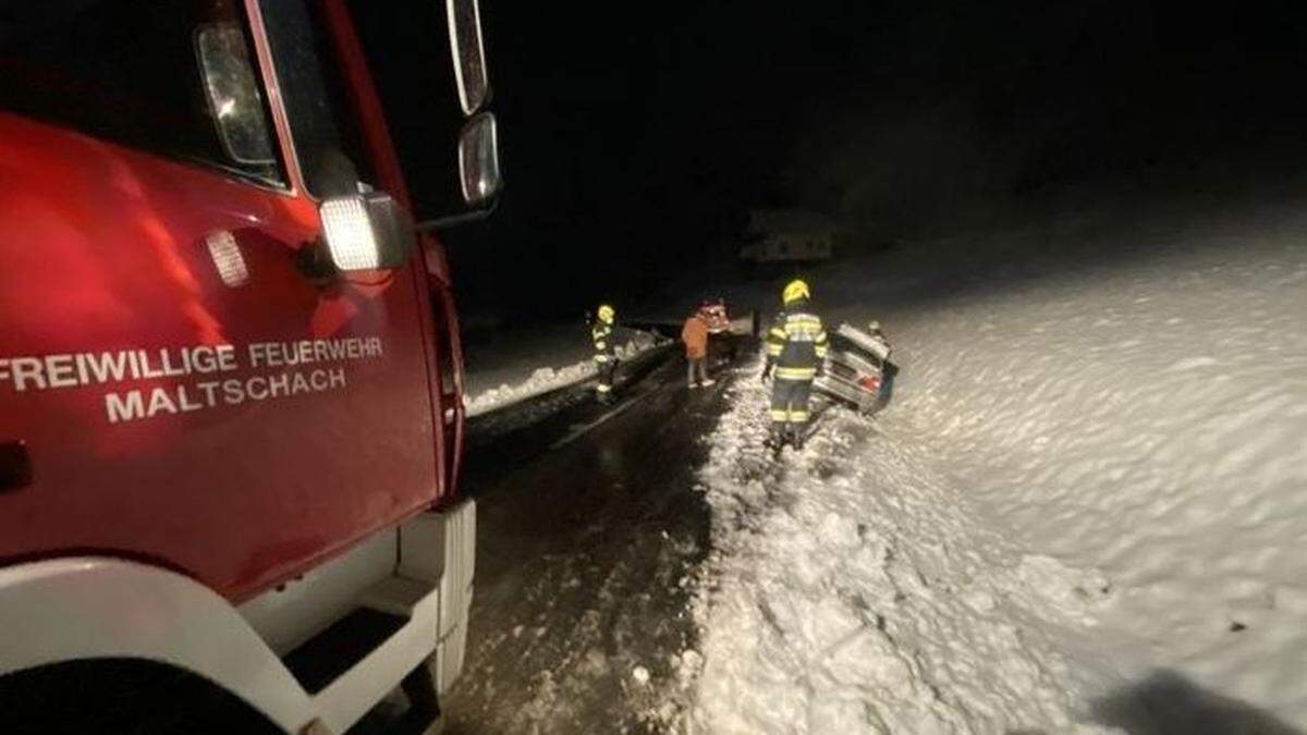 Die Feuerwehr Maltschach barg den Pkw mittels Seilwinde