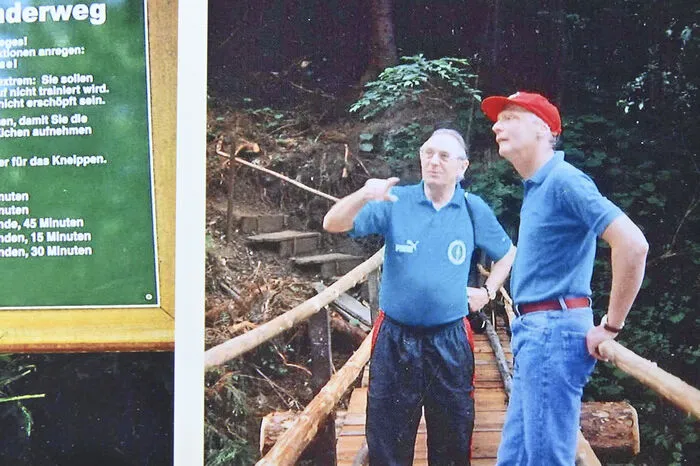 Willi Dungl, der Niki Lauda in allen gesundheitlichen Belangen betreute, und der Rennfahrer bei der Eröffnung des Obermillstätter Schluchtweges Mitte der 1970-er Jahre.