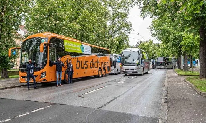 Endlich wieder fahren! Die steirischen Busunternehmer am Grazer Opernring