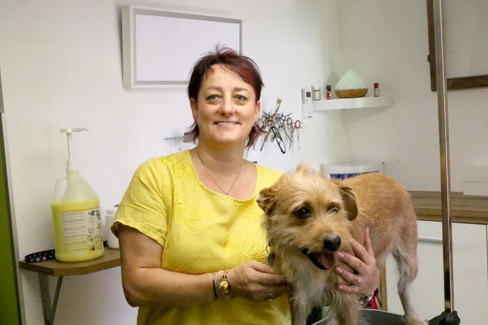 „Ich habe eine Ausbildung zur Tierschönheitspflegerin mit Spezialisierung auf Hunde und Katzen absolviert“, sagte die Saloninhaberin (Foto), die übrigens aus Launsdorf stammt.    