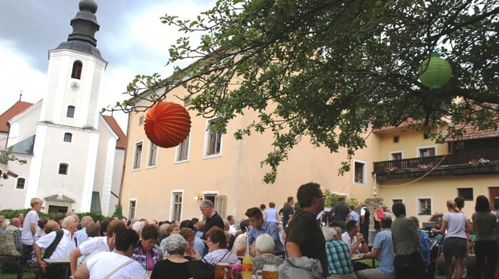 St. Lorenzen am Wechsel feiert heuer sein 750jähriges Bestehen. Im Pfarrgarten wurde ein stimmungsvoller Sommerabend gefeiert.
