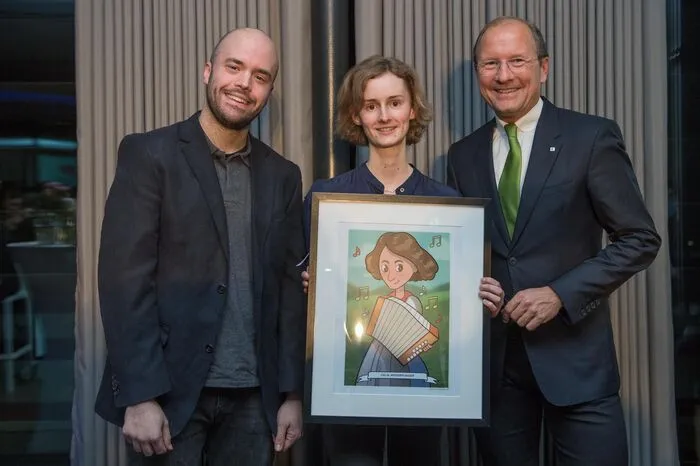 Celia Moosbrugger mit Urs Harnik-Lauris (re.) von der Energie Steiermark und Martin Mandl