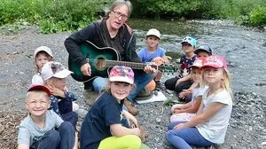 Sorgte  für gute Stimmung unter den Kindern bei der Waldwoche: Hubert Waldner mit seiner Gitarre