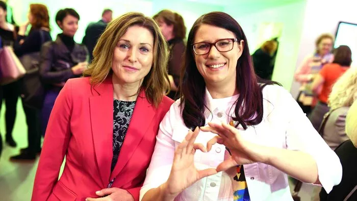 Landesrätin und Frauenreferentin Sara Schaar (rechts) zeigt mit der Kärntner Frauenbeauftragten Martina Gabriel ein großes Herz für die Anliegen der Frauen. Das Fest in der Blumenhalle St. Veit/Glan Dienstagabend stand unter dem Motto "Sei selbst und bewusst!"