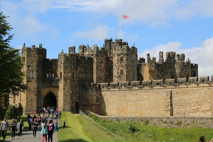 Alnwick Castle im englischen Northumberland diente als Kulisse für Schloss Hogwarts - zumindest in den ersten beiden Harry Potter Filmen. Das Schloss ist seit 1309 im Besitz der Familie Percy und heute noch bewohnt.