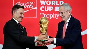 Ex-Weltstar Fabio Cannavaro, Österreichs Bundespräsident Alexander Van der Bellen und der WM-Pokal 