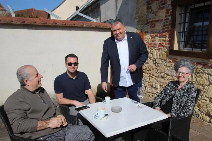 Mit südlichem Flair und zu den Klängen von „Sarà perché ti amo“ wurde den neugierigen ersten Gästen Aperol-Rosé oder regionaler Kaffee von der Spielberger Rösterei „Jamila Coffee“ serviert