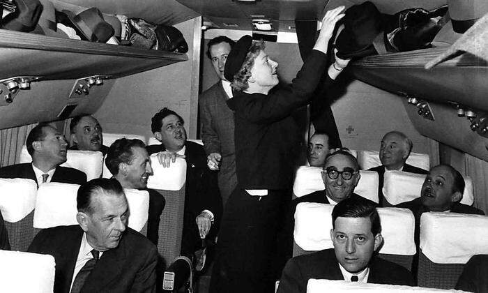 Flugbegleiterin Maria Jakl mit Ehrengästen beim Erstflug