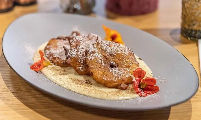 Steirische Apfelradln mit Vanillesauce