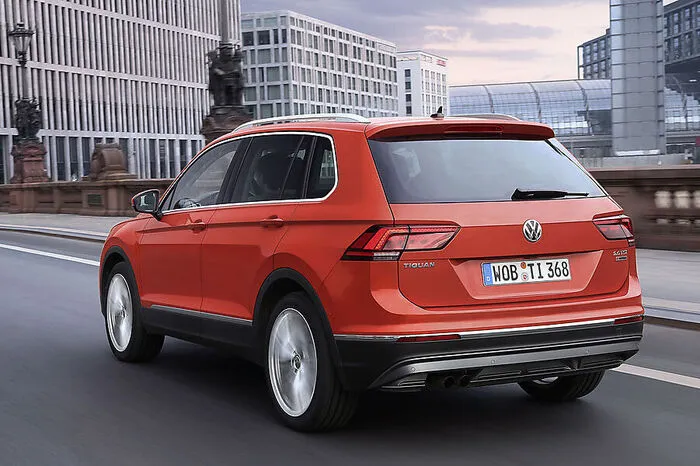 Die zweite Generation des Tiguan basiert konstruktiv als erstes SUV auf dem Modularen Querbaukasten, kurz MQB, des Volkswagen Konzerns. Dadurch verbessern sich Charakteristik und Eigenschaften des Tiguan.