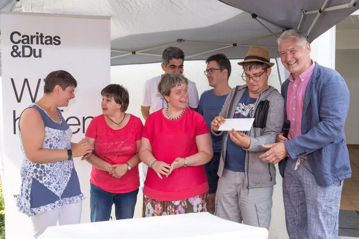 Bürgermeister Guntram Perdacher schenkte den Klienten einen Gutschein für Eis.