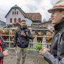 Thomas Lanzer-Breitfuß (rechts) erläutert argentinischen Bauern seine Arbeitsweise