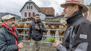Thomas Lanzer-Breitfuß (rechts) erläutert argentinischen Bauern seine Arbeitsweise