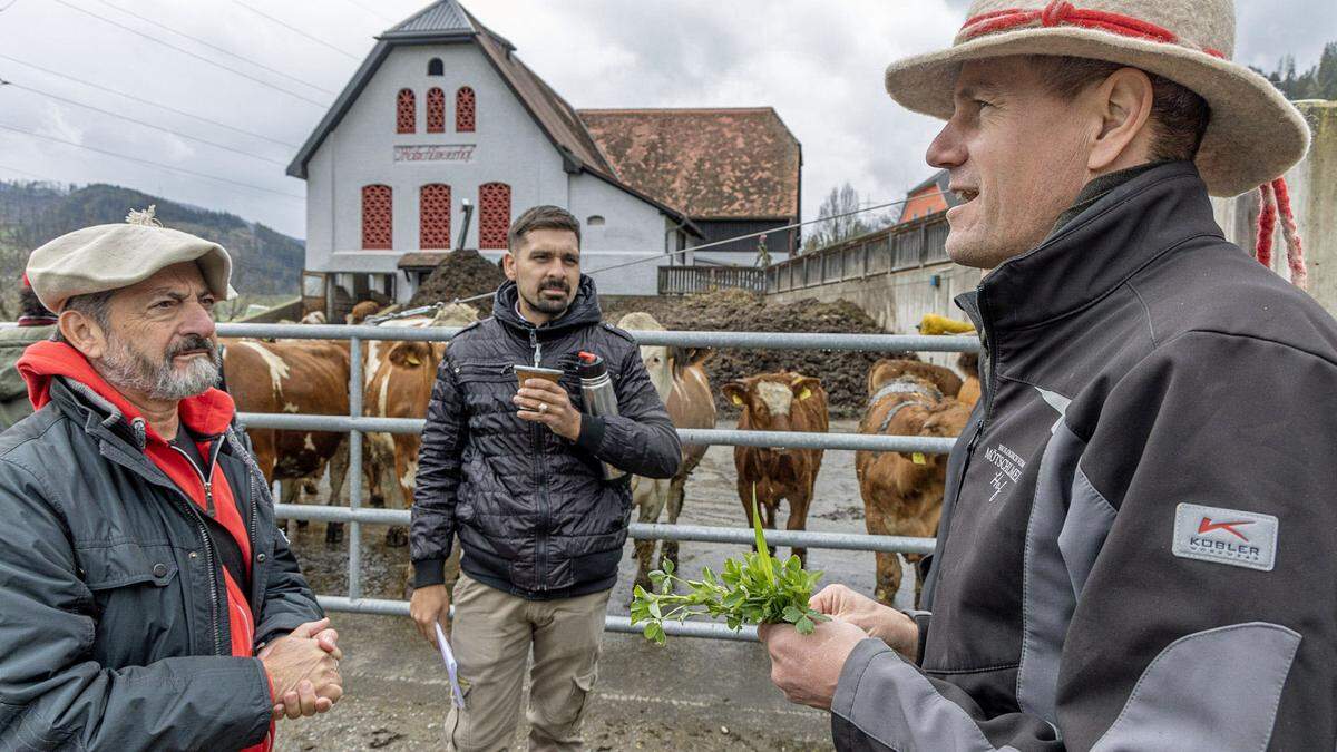 Thomas Lanzer-Breitfuß (rechts) erläutert argentinischen Bauern seine Arbeitsweise