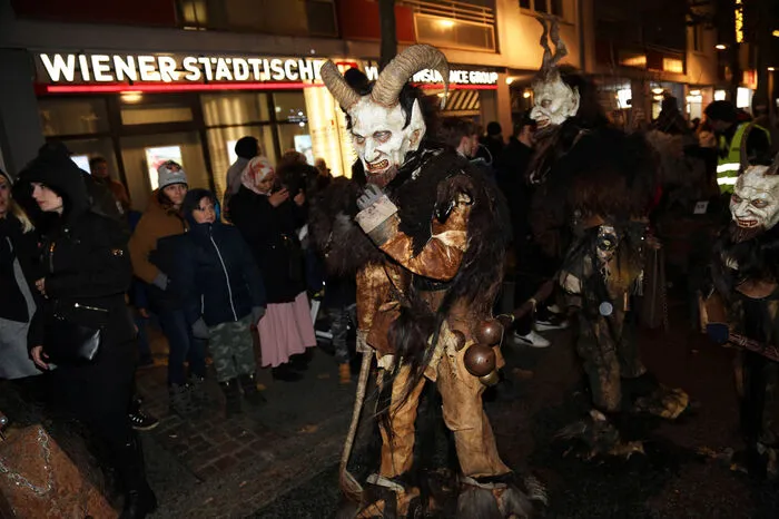 Schauriges und schönes Treiben mit Perchtengruppen aus ganz Österreich, Krampuslauf durch Villach