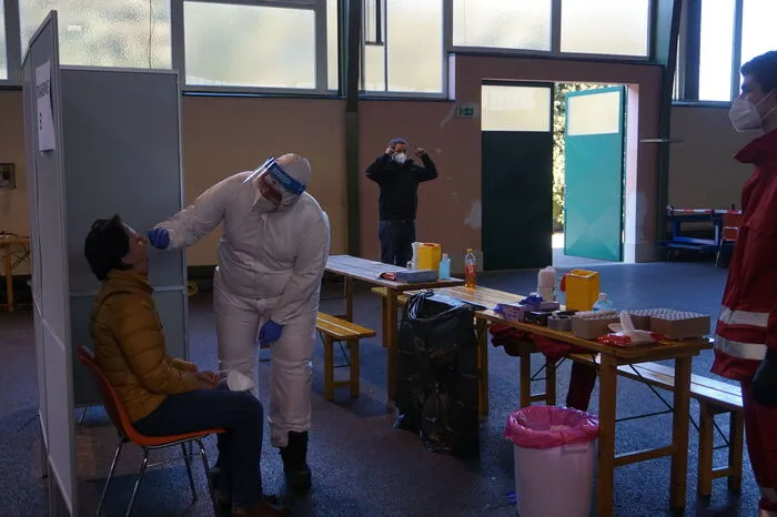 In der Halle wurden dann Rachenabstriche für die PCR-Test gemacht.