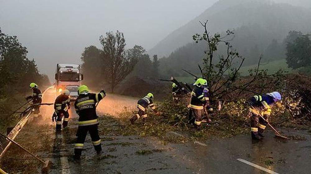 In Weißenbach bei Liezen stürzten Bäume auf die B 320