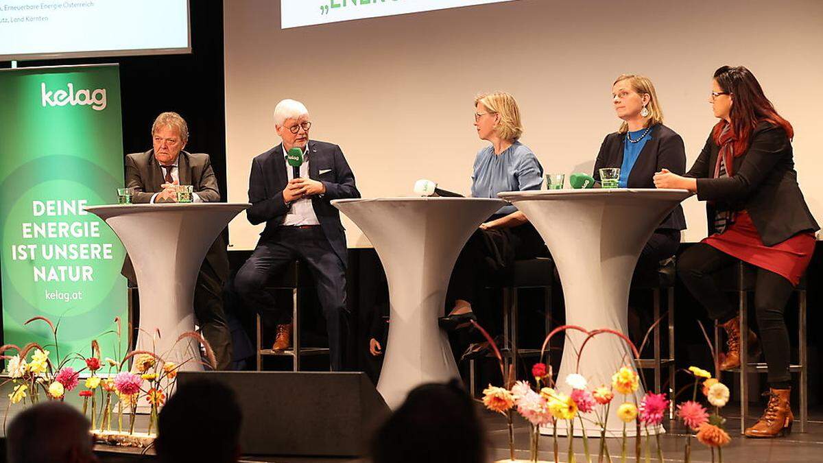 Gilbert Isep, Manfred Freitag, Leonore Gewessler, Martina Prechtl-Grundnig und Landesrätin Sara Schaar haben über den Ausbau der Erneuerbaren Energie diskutiert