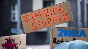 ARCHIV - 29.05.2022, Berlin: Bei einer Demonstration gegen Gewalt an Frauen hält eine Teilnehmerin ein Plakat mit der Aufschrift «Femizide stoppen». (zu dpa: «Deutlicher Anstieg bei Straftaten gegen Frauen») Foto: Christophe Gateau/dpa +++ dpa-Bildfunk +++
