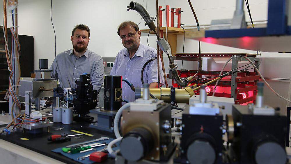 Dissertant Peter Pichler (links) und Professor Gernot Pottlacher untersuchen Stahl in der Internationalen Weltraumstation