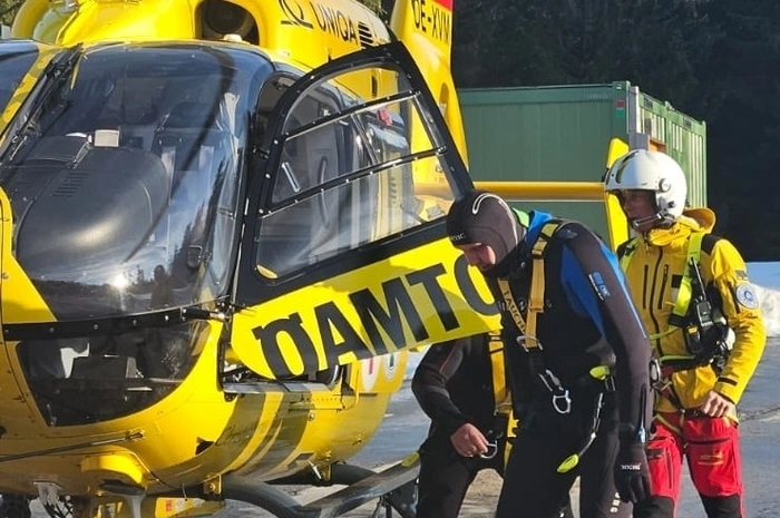 Aufgrund der dramatischen Situation wurden auch Einsatztaucher per Rettungshubschrauber zum Unfallort geflogen