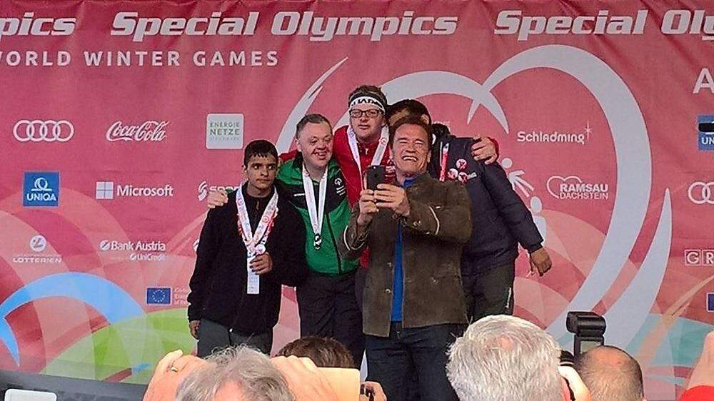 Unvergesslich: Christian Warmuth (Mitte) gewann Gold, Arnold Schwarzenegger überreichte es ihm und Arnie macht das Selfie 