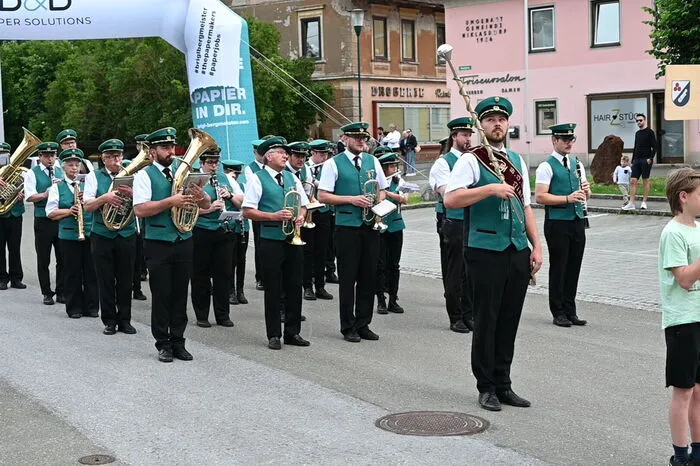 Der Anlass wurde ebenfalls für Ehrungen einiger Musikerinnen und Musiker genutzt. Nach dem Festakt marschierten die Kapellen in das Zelt. Der Nachmittag wurde dort mit dem Gastkonzert des MV Göss eröffnet, es folgten die Musikvereine Kraubath, die Stadtkapelle Trofaiach, der Musikverein St. Stefan/Kaisersberg, die Bergmusikkapelle Eisenerz und Ortsmusikkapelle Mautern.