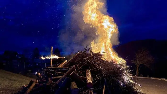 Am Karsamstag nach der Auferstehungsfeier startete bei Einbruch der Dämmerung eine weit verbreitete Ostertradition: das Entzünden der Osterfeuer