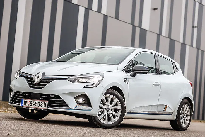 Der Effiziente. Der Renault Clio als Hybrid mit einem speziellen System: Ein Getriebe mit Anleihen aus der F1, ein kleiner Akku (1,2 kWh), maximal vier elektrische Kilometer – aber das Hybridsystem ist so auf Effizienz getrimmt, dass man mit knapp über 4 Litern auf 100 Kilometer auskommt. Walter Röhrl hat den neuen Renault Clio getestet. 