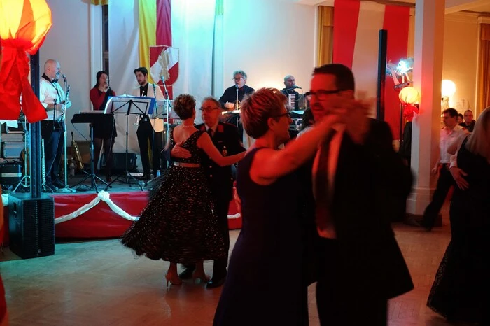 Im Festsaal wurde der Ball offiziell mit einer galanten "Einsatzbesprechung" von Kommandant Gerald Sulzer eröffnet. Darauf folgte klassisch die Polonaise unter anderem mit Bezirksfeuerwehrkurat Pater Anselm Kassin. Zum formellen Auftakt durften sich die Damen über eine Blumenspende von ihrem Tanzpartner freuen.