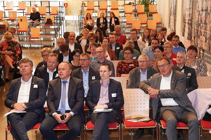Bürgermeister, Verantwortliche der Länder Kärnten, Salzburg und Tirol und andere Experten disktutieren.