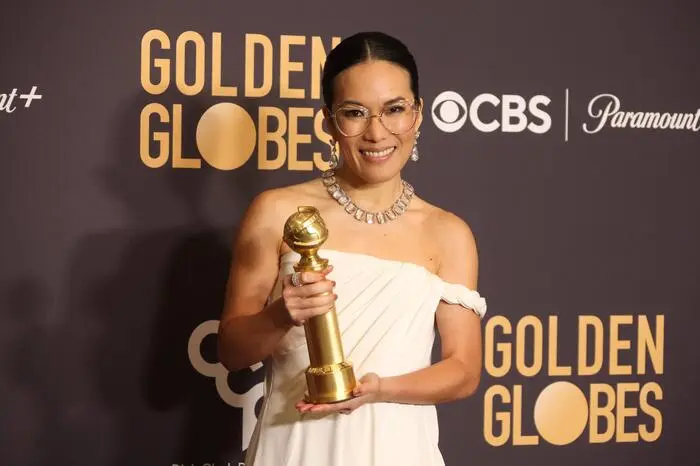 Ali Wong (41) bedankte sich in ihrer Rede bei ihrem Ex-Mann: „Ich muss mich wirklich bei dem Vater meiner Kinder und meinem besten Freund Justin für all eure Liebe und Unterstützung bedanken. Dank euch kann ich eine berufstätige Mutter sein“. Ohne ihn wäre ihre Karriere in der Industrie in dieser Form nicht möglich gewesen.