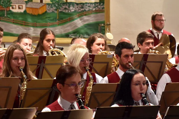 Die 55 Musikerinnen und Musiker haben mit ihrem jungen Kapellmeister Manuel Mang ein besonderes Programm vorbereitet: Magische Klänge wurden geboten.