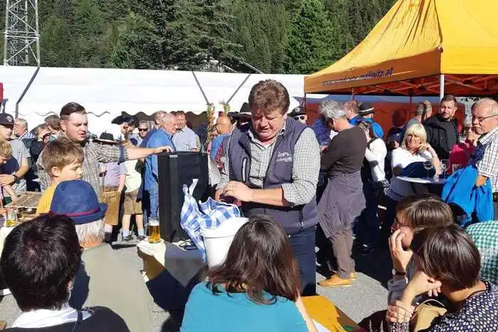 Hüttenwirt Hans Stocker nahm die Verlosung der Tombolapreise vor, deren Erlös wieder für einen guten Zweck in der Gemeinde gespendet wird.