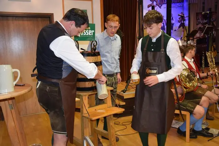 Dieser hatte ein Fass Bier spendiert, das er natürlich auch, unter lautem Jubel, anstach. 