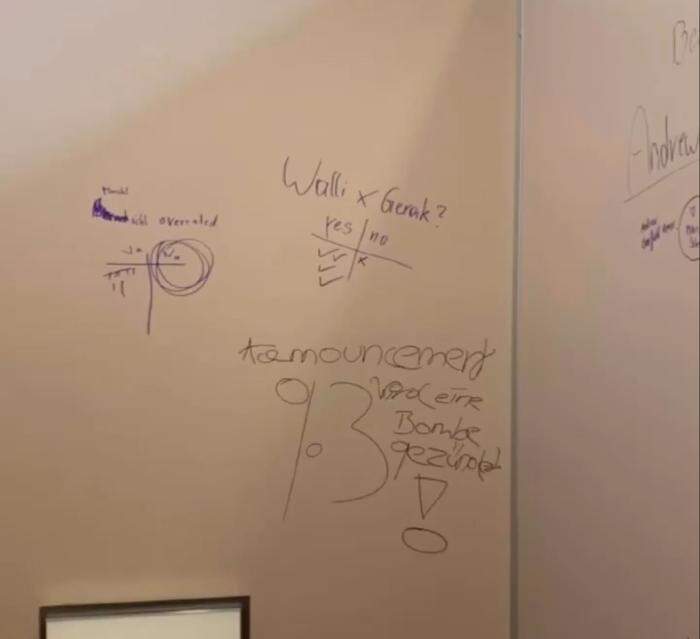 Die Drohung an der Wand der Mädchen-Toilette: "announcement 9.3. wird eine Bombe gezündet!"