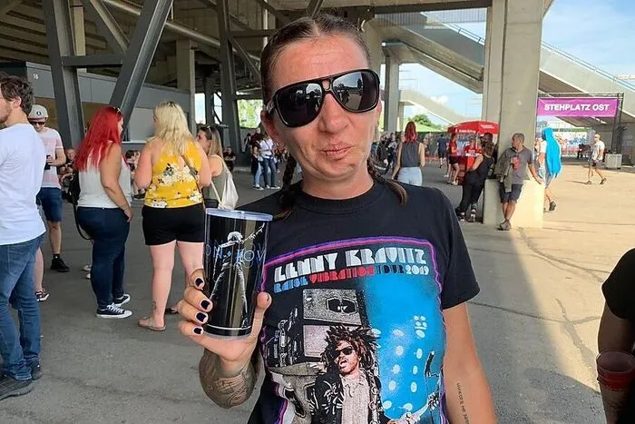Im Lenny Kravitz-Shirt zum Bon Jovi-Konzert.