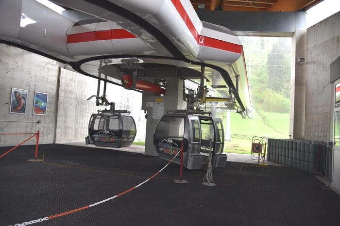 Hier sieht man, wie die Gondeln auf dieser Seitenschiene um die Kurve geführt werden, um dann wieder auf dem Seil weiter geführt zu werden. . .